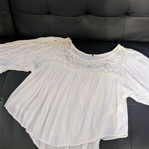 Women's Flowy White Top With Lace Details Sz Medium